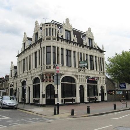 Duke Of Fife Hotel Barking  Exterior photo