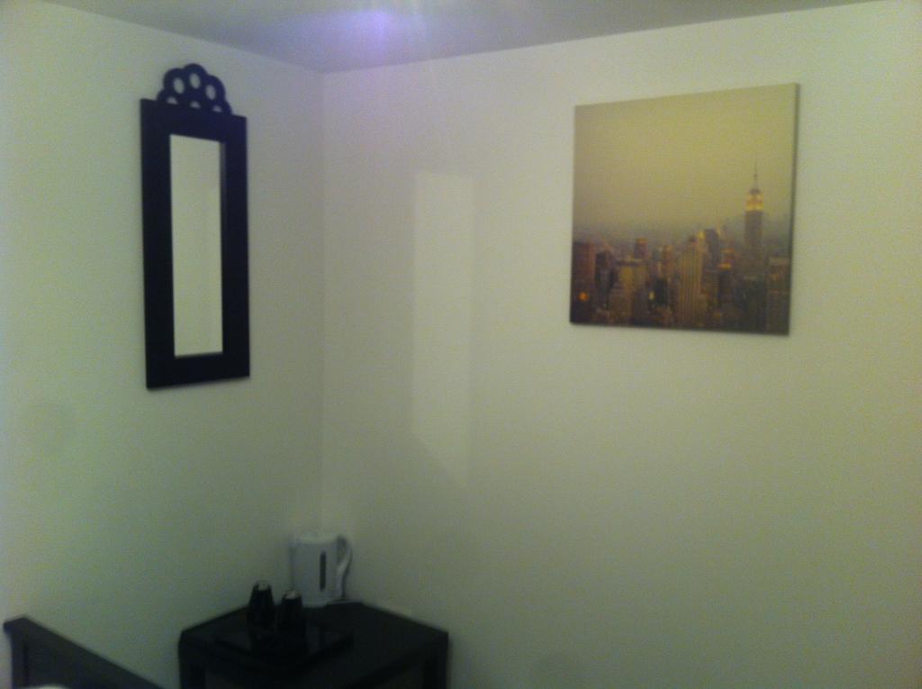 Duke Of Fife Hotel Barking  Room photo