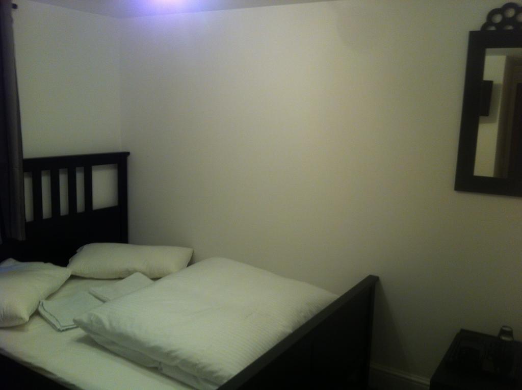 Duke Of Fife Hotel Barking  Room photo