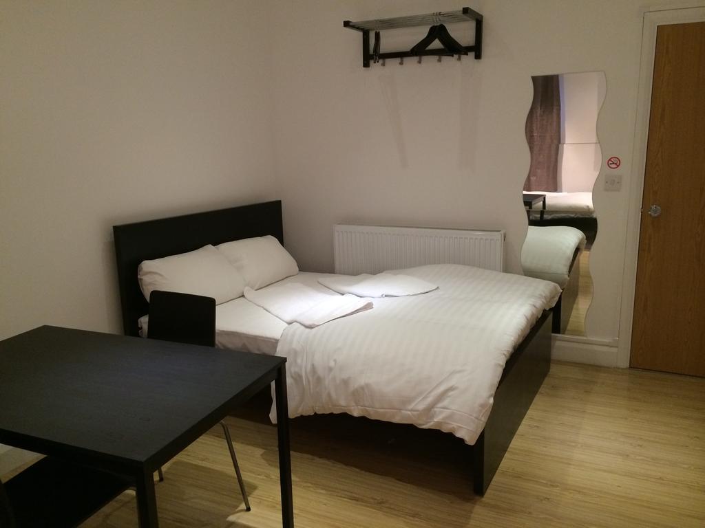 Duke Of Fife Hotel Barking  Room photo