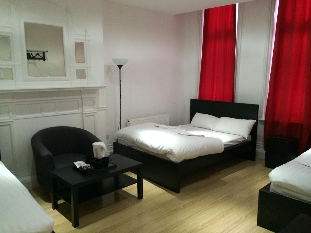 Duke Of Fife Hotel Barking  Room photo