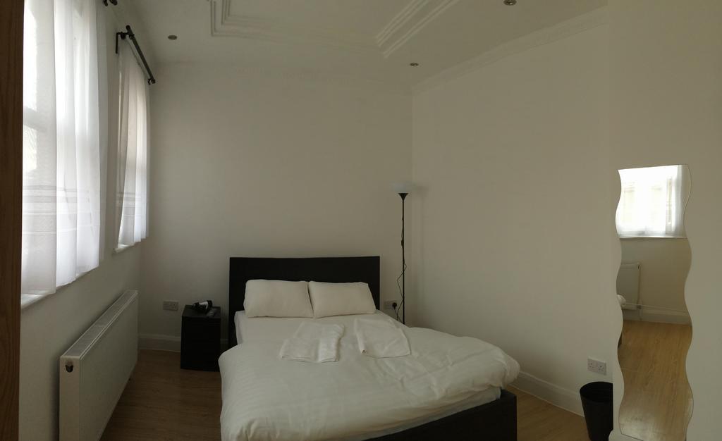 Duke Of Fife Hotel Barking  Room photo